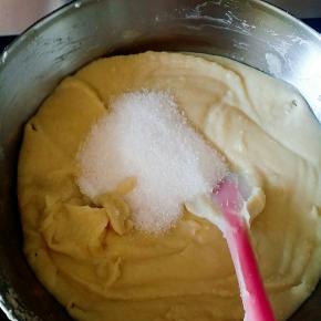 加入剩下的糖继续翻炒，要搅拌的勤快一些了