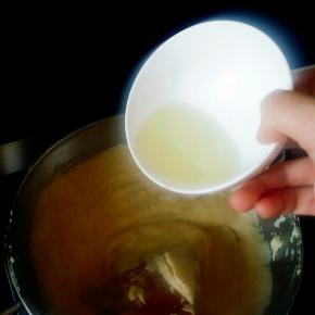 加入油，要多次少量的加入油，每次待油被完全吸收再加下一下，直至加完，待莲子泥变干的状态就炒好了