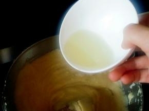 加入油，要多次少量的加入油，每次待油被完全吸收再加下一下，直至加完，待莲子泥变干的状态就炒好了