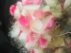 放入水萝卜进行炸制，利用油的热气去除萝卜的臭气，炸至萝卜表面有小气泡即可，这一步很关键。