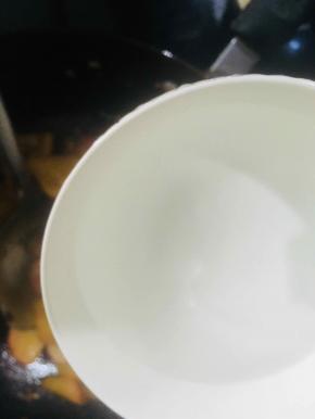 放入炸好的萝卜翻炒片刻，加一点水