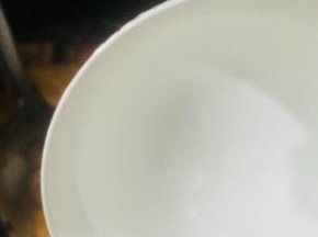放入炸好的萝卜翻炒片刻，加一点水
