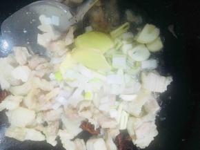 放入葱姜蒜爆香，继续翻炒