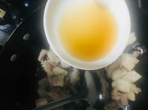 放入料酒继续翻炒均匀