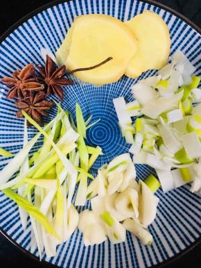 葱却大葱花，蒜头和姜切片、青蒜切丝，准备三个八角备用