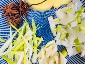 葱却大葱花，蒜头和姜切片、青蒜切丝，准备三个八角备用