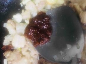 放入黄豆酱