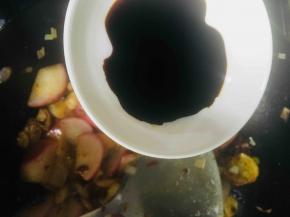 开锅后加入适量的老抽上色