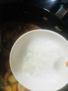 加入适量白糖继续翻炒均匀