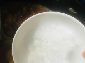 加入适量白糖继续翻炒均匀