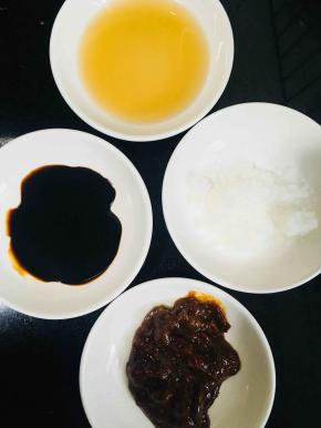 准备如图所示的调料，料酒、老抽、黄豆酱和白糖备用