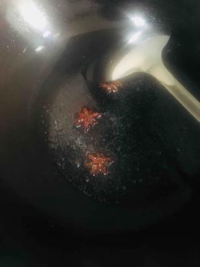 锅留底油放入八角爆出香味