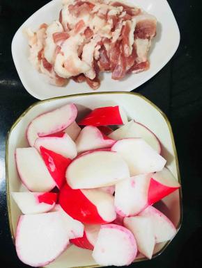 准备所需食材，水萝卜切滚刀块、五花肉切片