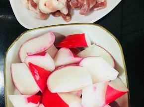 准备所需食材，水萝卜切滚刀块、五花肉切片