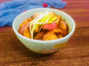 出锅装盘撒上青蒜红