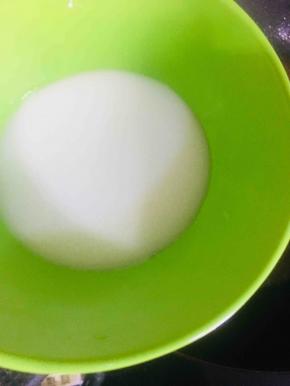 最后加入少许水淀粉勾芡，待汤汁包裹在萝卜上，淋上香油即可出锅