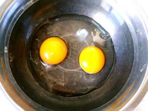 将鸡蛋放入盆中，打散