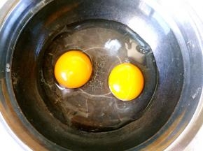 将鸡蛋放入盆中，打散