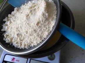 筛入预拌粉，用手动打蛋器搅拌均匀