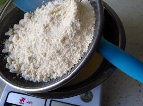 筛入预拌粉，用手动打蛋器搅拌均匀