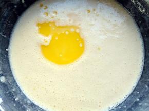 在混合液中加入黄油