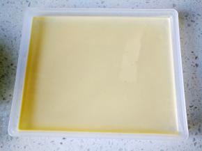 放一大勺溶液入盘子，摇晃均匀