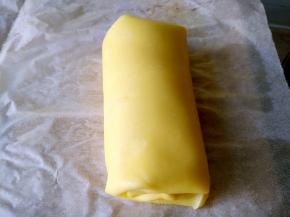 卷成适当宽度，筛上熟面粉或色粉