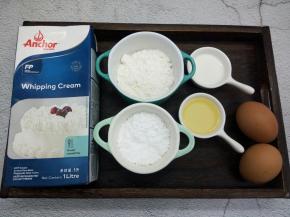 准备好戚风蛋糕材料，鸡蛋2个，带壳大约132克