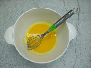 将蛋黄和蛋清分离，注意盛放蛋清的打蛋盆一定要保证无油无水，打蛋清我有专用盆子。蛋黄先打散一下，再加入玉米油搅打均匀