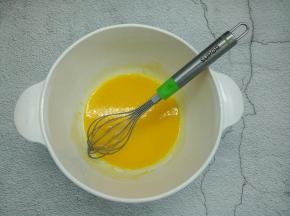 将蛋黄和蛋清分离，注意盛放蛋清的打蛋盆一定要保证无油无水，打蛋清我有专用盆子。蛋黄先打散一下，再加入玉米油搅打均匀