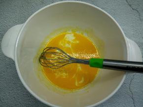 再加入牛奶，一样搅拌均匀