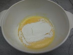 搅拌好了以后，加入提前筛好的低筋面粉拌匀，拌的时候用打蛋器呈z字形状轻轻的来回搅动，不要转圈搅拌，以免起筋