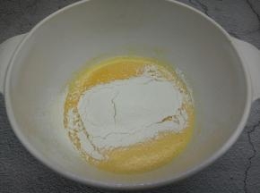 搅拌好了以后，加入提前筛好的低筋面粉拌匀，拌的时候用打蛋器呈z字形状轻轻的来回搅动，不要转圈搅拌，以免起筋