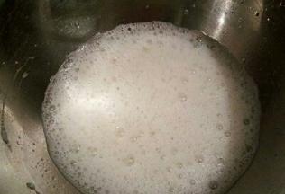 蛋清中加了5滴新鲜柠檬汁，用电动打蛋器高速打发，打发成这样大的鱼眼泡，就可以加入三分之一糖粉，