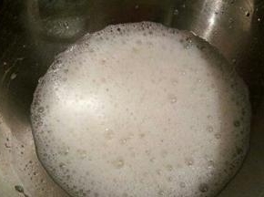 蛋清中加了5滴新鲜柠檬汁，用电动打蛋器高速打发，打发成这样大的鱼眼泡，就可以加入三分之一糖粉，