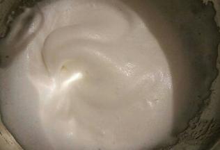 接着再用电动打蛋器继续高速打发，当蛋清泡沫消失，变得细腻顺滑的时候就可以再加入另外的三分之一糖粉