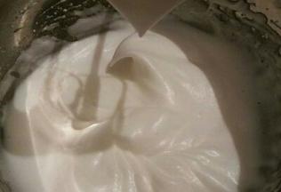 将蛋白打发到干性发泡的状态（提起打蛋器后，蛋白拉出直立的尖角）