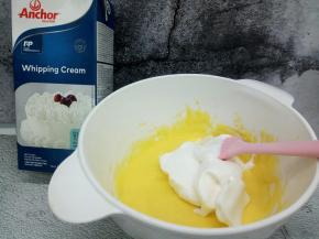 盛1/3蛋白到蛋黄碗里，翻拌均匀(从底部往上翻拌，不要画圈搅拌)