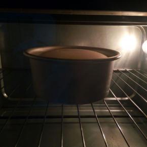 将蛋糕模放入预热好的烤箱，上下火130度，中层（我的烤箱只有3层），烤45-50分钟。爬上来了，