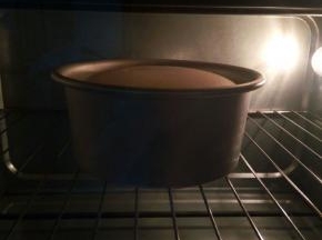 将蛋糕模放入预热好的烤箱，上下火130度，中层（我的烤箱只有3层），烤45-50分钟。爬上来了，