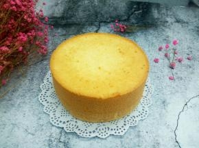 将出炉的蛋糕，垂直震一下，立即倒扣在烤网上或者2个碗中间，直到完全冷却。一定要自然凉透了再脱模。