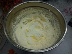 235克淡奶油，加30克糖粉，用电动打蛋器搅打成这样，有纹路