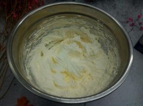 235克淡奶油，加30克糖粉，用电动打蛋器搅打成这样，有纹路