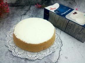 蛋糕分成2片，，其中一片抹上淡奶油