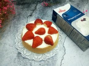 放上草莓【草莓对半切开】空隙地方再挤上奶油