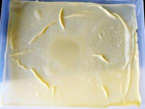 出炉立即揭开毛巾皮，放在油纸上，用油纸将皮包裹，放冰箱冷藏半小时