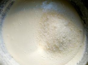 淡奶油中加入白糖