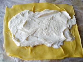 在毛巾皮中放适量奶油，两边各留3厘米