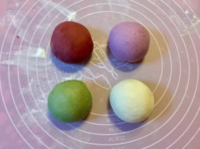 把面团平均分成4份，取三团分别揉进抹茶粉、红曲粉和紫薯粉。