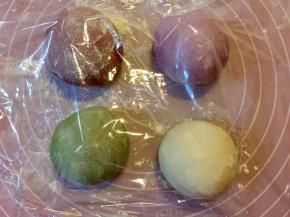 盖上保鲜膜，进行第一次发酵，放在温暖处发至2倍大。